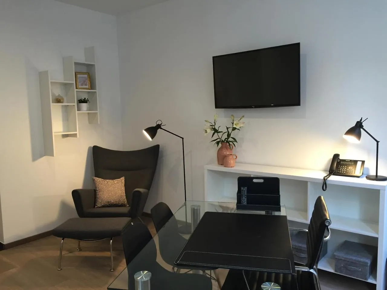 Antwerp Business Suites 4*,  België